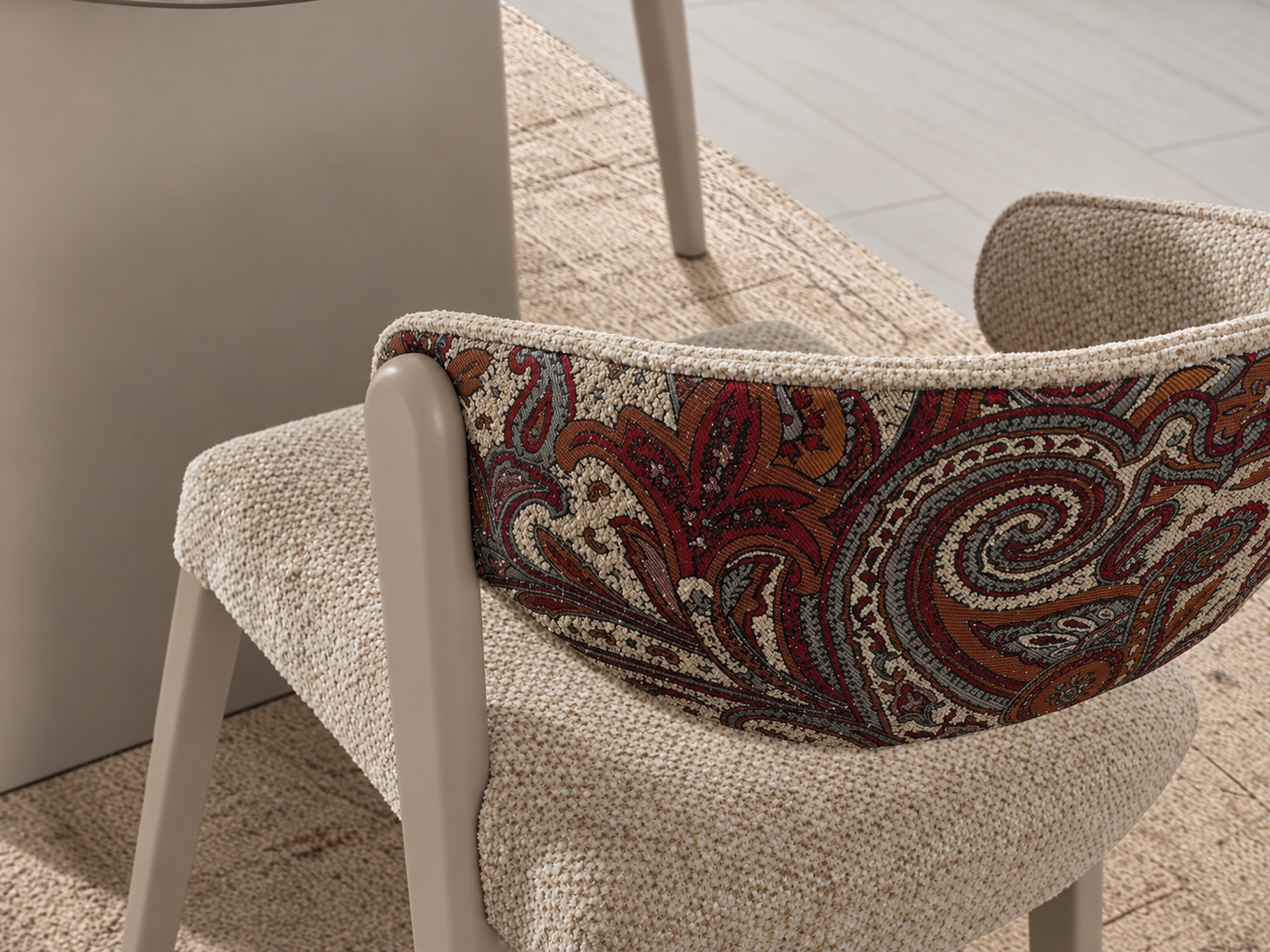 Mat Taupe Sandalye ve Paisley Döşeme